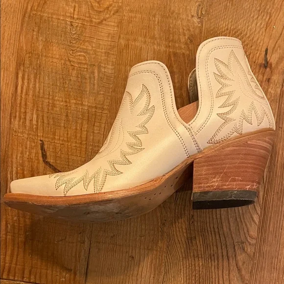 Ariat Stylish Cream Western Ankle Boots - Picture 6 of 8